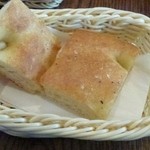 トラットリア ルンガルノ - フォカッチャ