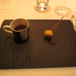 銀座 レカン - アミューズは蝦夷鹿のコンソメとフライです。