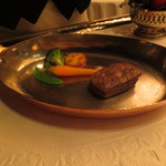 銀座 レカン - 妻のメインの準備です。鹿児島産和牛フィレ肉のソテーです。