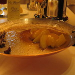 銀座 レカン - 洋梨がバニラや八角も入ったソースとからめられているところ。