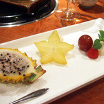 よろにく - ピオーネ、スターフルーツ、マルゲリット・マリア、イエロー・ピタヤ(特別メニュー)