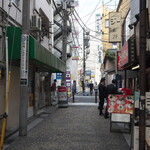 丿貫 - 三國家の前を通る