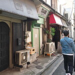 丿貫 - 案内されて店に向かう