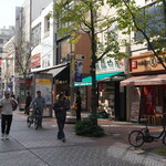 丿貫 - イセザキモールから、萬臨物産と天馬カレーの間の道を入る。