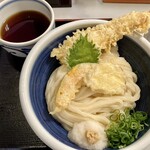 本格手打うどん おか泉 - ぶっかけ天ぷら（冷）880円。えび天、大葉天、かぼちゃ天、さつまいも天が乗ってます。ネギ、おろし、しょうが付。麺が美味しい唇触りがイイ！