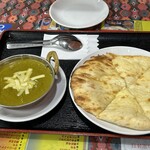 アジアン居酒屋 POKHARA - 締めはホウレンソウカレー激辛とチーズナン