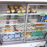 高橋豆腐店 - この日の冷蔵ケース。最下段に普通の豆腐も売られている