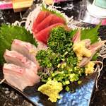 イザカヤ たくと - 刺盛り（左から長崎のイヤゴハタ、近海の上バチマグロ、北海道のいわし）