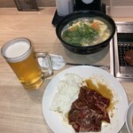 明月館 - 生ビール小　５５０円　お肉　テールスープ