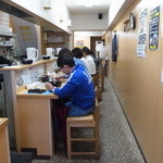 三谷製麺所 - 満席の店内、カウンター席オンリーです。