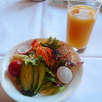 日光金谷ホテル - マンゴージュース、野菜サラダ