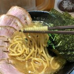 ツバメ ラーメン ユウキ - 麺は中太ストレート