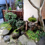 小田原おでん本店 - お茶室前の庭。