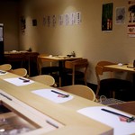 Sushi Miki - 店内は、カウンター席の他、テーブル席をご用意。落ち着いた空間の中で、気軽に立ち寄れるお店です！　　