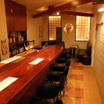 梅酒BAR シリアス - カウンター8席、テーブル4席、9席の店内