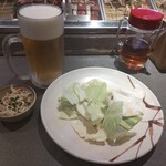 天下の焼鳥 信秀本店 - お通しのキャベツと鶏皮ポン酢