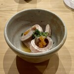 すしやのたい悟 - 羅臼の天然鰤  しゃぶしゃぶ　湯引きされて程よい脂と身の締まりが楽しめます。ポン酢ともみじおろしでサッパリと。