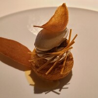 AZUR et MASA UEKI - ⑦和栗クリーム&食用鬼灯のコンフィチュール入りラム酒染み込ませた生地の焼き立てシュー、珈琲クランブル&栗のクッキー、焼き栗(石川県能登産)アイス&薄焼き栗の葉形チュイル載せ