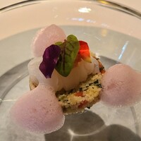 AZUR et MASA UEKI - ①低温蒸し障泥烏賊、塩水蝦夷馬糞雲丹(北海道函館産)載せ、クスクスのサラダ敷き、ビーツ&ビネガーの泡添え