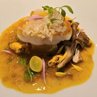 AZUR et MASA UEKI - ④赤甘鯛の松笠焼き、パクチー載せ、ムール貝(フランス、モン・サン・ミッシェル産)&舞茸バターソテー&銀杏添え、馬鈴薯グラタン敷き、ムール貝&バターのソース