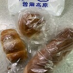 お米の館 - 購入したパン（自宅撮影）左からチョココルネ、クリームパン、コッペパン