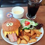 CAFE MOJAVE - 料理写真:■ハロウィンバーガー　～ﾁｰｽﾞ&ﾊﾟﾝﾌﾟｷﾝ～