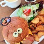 CAFE MOJAVE - ■ハロウィンバーガー　～ﾁｰｽﾞ&ﾊﾟﾝﾌﾟｷﾝ～