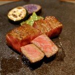 鉄板焼き 表参道 - 岩手県産サーロインはミディアムレアで！