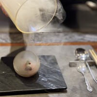 鉄板焼き 表参道 - サーモンとキャビアの瞬間燻製