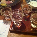 日本酒餐昧うつつよ - 聞き酒セット。盆中の３種類の内、どれが盆外のものと同じかを当てます。