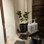 鮨 一二郎 - 看板や暖簾はありません。鉢植の横の徳利瓶「いちじろう」が目印ね(^_-)-☆