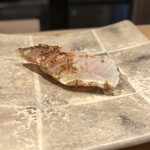 鮨 一二郎 - 今年はカマスが大漁！和歌山方面で例年は釣りにくいはずの魚がよく釣れているそう。脂が程よく乗って美味です。(*´༥` *)