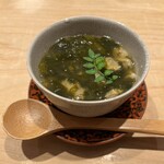 鮨 一二郎 - アサリとワカメの茶碗蒸し (大阪府・泉南市・岡田浦漁港)お鮨屋さんの茶碗蒸しって、どうしてこんなに美味しいのでしょう。