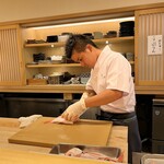 鮨 一二郎 - いつもいらっしゃるお若いお弟子さんが手際良く金目鯛を捌いています。