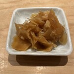 鮨 一二郎 - シャリと同じ配分の赤酢ガリ。甘みがやや強め。