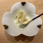鮨 一二郎 - 食後のミルクシャーベットとバナナ。イソフラボンが豊富な青きなこ。このひと口が幸せ。器も品があります。