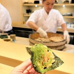 鮨 一二郎 - 斬新な海ぶどうととろたくの手巻き✩⋆*॰¨̮⋆｡˚とろたく苦手ですが、これなら食べられる♡