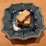 鮨 一二郎 - 混んで来て提供がスローペースになるとお凌ぎのクリームチーズの醤油漬のサーヴィスが嬉しい！