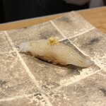 鮨 一二郎 - 1年中美味しいヤリイカですが、そろそろ新イカのシーズン！今年は呼子(佐賀)、須佐(山口)、白イカ(鳥取)とイカ三昧の1年でした。ᔦꙬᔨ三ᔦꙬᔨ♡