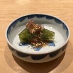 鮨 一二郎 - お鮨の前の酒肴タイムは「めかぶ寒天、蛸の梅酢かけ」からスタート。爽やかで暑い時期にピッタリでした。