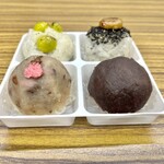 yobukodori - 手前の右がこしあん（１５０円）、左が花桜（１８０円）