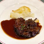 カフェ エ ビストロ ボンヌ シェール - 牛バラ肉の赤ワイン煮込み