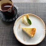 はづ貴 - セット(米粉のベイクドチーズケーキ+加賀棒茶) 500円