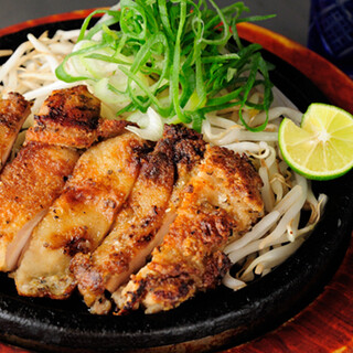 ``Salt-sauce grilled thighs'' full of flavor◎A masterpiece aged overnight and finished in Dassai