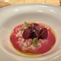 マンサルヴァ - パスタ①  ニョケッティ　ビーツ　ゴルゴンゾーラ　りんご