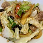 銀龍 - 肉野菜炒め@850円  ガテン系で塩分多めなれど野菜達にまとったスープが香り高く醤油ダレがコク深いのはイイなぁ！豚ロースがゴロゴロ、キャベツ、玉ねぎ、人参、小松菜、筍、木耳、白菜、椎茸と具沢山でグー✊