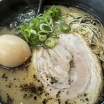 KAZU - とんこつ黒ラーメン(600円)+味付け玉子(100円)