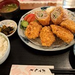 Youshokuya - ロースかつ定食(一口かつと大葉巻き)(1310円、税込) サラダもりもりで花カツオの玉ねぎサラダと、さらしたミニきゅーりがアクセントです。