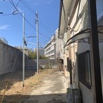 Wakamatsu Shokudou - 店から出て、右を見たら九大の壁と校舎