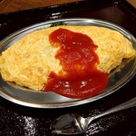 食堂 助六屋 - ライスオムレツですが　ご飯は赤いです